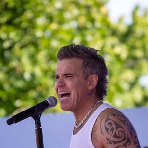 Dans le "Sun", le 22 décembre 2024, l'artiste avait déjà évoqué les troubles qu'on lui avait diagnostiqué. "J'ai de la dyslexie, de la dyscalculie, du TDAH, mais nous n'avions pas ça à l'époque, alors j'ai quitté l'école en pensant que j'étais un idiot et il m'a fallu des siècles pour m'en remettre", avait-il confié.

Robbie Williams donne un concert public gratuit à la Federation Square de Melbourne, Australie, le 2 janvier 2025. © Joshua Stanyer/SOPA Images via ZUMA Press Wire/Bestimage