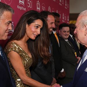 Le roi Charles (Le roi Charles III d'Angleterre) rencontre George et Amal Clooney alors qu'il assiste à la "Célébration du King's Trust" pour marquer le 50ème anniversaire de l'organisation caritative. Photo par Aaron Chown/WPA-Pool