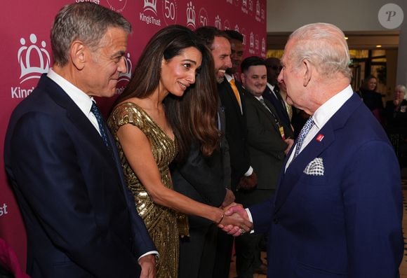 Le roi Charles (Le roi Charles III d'Angleterre) rencontre George et Amal Clooney alors qu'il assiste à la "Célébration du King's Trust" pour marquer le 50ème anniversaire de l'organisation caritative. Photo par Aaron Chown/WPA-Pool