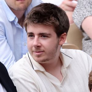 À seulement 22 ans, Oscar Bruel se fait un nom de son côté. 

Patrick Bruel et son fils Oscar dans les tribunes lors des Internationaux de France de Tennis de Roland Garros. Paris. © Dominique Jacovides/Bestimage