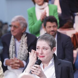 Exclusif -  Anne-Elisabeth Lemoine, Claude Lelouch, Emilie Dequenne sur le plateau de l'émisson "C à vous" lors du 77ème Festival International du Film de Cannes le 15 mai 2024.
© Jack Tribeca / Bestimage
