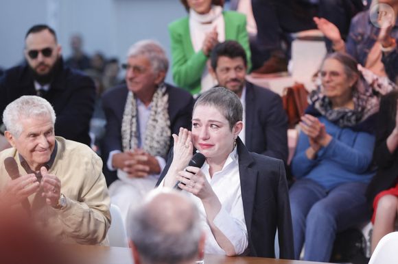 Exclusif -  Anne-Elisabeth Lemoine, Claude Lelouch, Emilie Dequenne sur le plateau de l'émisson "C à vous" lors du 77ème Festival International du Film de Cannes le 15 mai 2024.
© Jack Tribeca / Bestimage