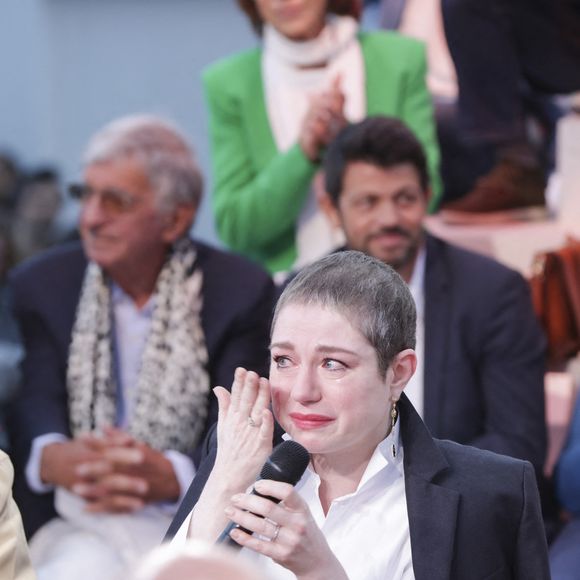 Exclusif -  Anne-Elisabeth Lemoine, Claude Lelouch, Emilie Dequenne sur le plateau de l'émisson "C à vous" lors du 77ème Festival International du Film de Cannes le 15 mai 2024.
© Jack Tribeca / Bestimage