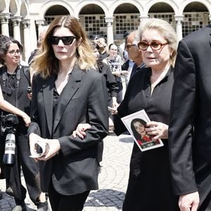 Chiara Mastroianni et sa mère Catherine Deneuve aux obsèques de M.Satrapi au Crématorium du Père-Lachaise à Paris, le 19 juin 2026. 
© Cyril Moreau / Bestimage