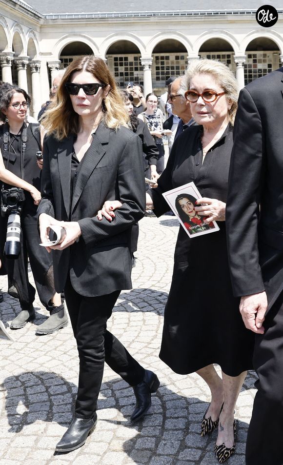 Chiara Mastroianni et sa mère Catherine Deneuve aux obsèques de M.Satrapi au Crématorium du Père-Lachaise à Paris, le 19 juin 2026. 
© Cyril Moreau / Bestimage