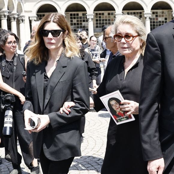 Chiara Mastroianni et sa mère Catherine Deneuve aux obsèques de M.Satrapi au Crématorium du Père-Lachaise à Paris, le 19 juin 2026. 
© Cyril Moreau / Bestimage