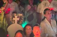 Hommage de Laeticia Hallyday et de sa fille Joy pour le huitième anniversaire de la mort de Johnny Hallyday au cimetière de Lorient sur l'île de Saint-Barthélemy, France, le 5 décembre 2025

Agence Bestimage