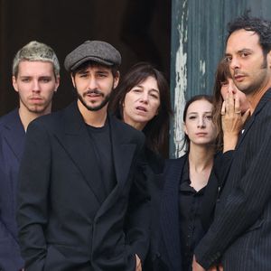 Alice Attal, Marlowe Jack Tiger Mitchell, Charlotte Gainsbourg et Lou Doillon, Ben Attal, Roman de Kermadec aux funérailles de Jane Birkin le 24 juillet 2023. Photo by Jerome Domine/ABACAPRESS.COM