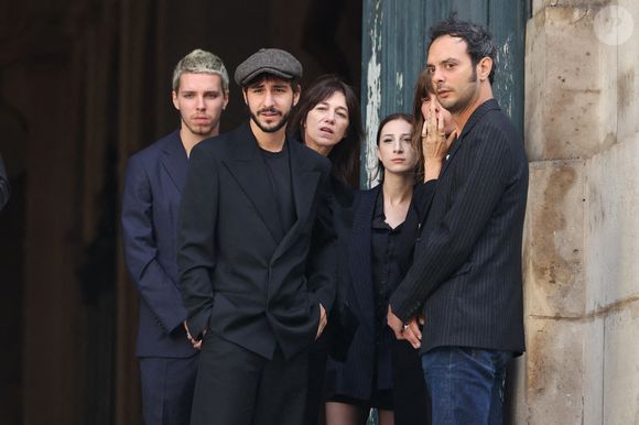 Alice Attal, Marlowe Jack Tiger Mitchell, Charlotte Gainsbourg et Lou Doillon, Ben Attal, Roman de Kermadec aux funérailles de Jane Birkin le 24 juillet 2023. Photo by Jerome Domine/ABACAPRESS.COM