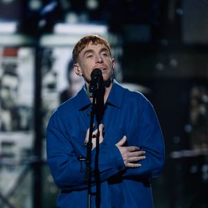 C'est le chanteur Ben Mazué qui reprendra l'album “Entre gris clair et gris foncé”, sur lequel on retrouve les tubes “Là-bas”, “Puisque tu pars”, “C'est ta chance” ou encore “Elle a fait un bébé toute seule”. L'artiste profitera aussi de cette soirée pour présenter les chansons de son nouvel album.
Ben Mazué - Enregistrement de l'émission "Eternel Aznavour, le concert événement", diffusée le 18 octobre sur France 3
© Christophe Clovis-Cyril Moreau / Bestimage