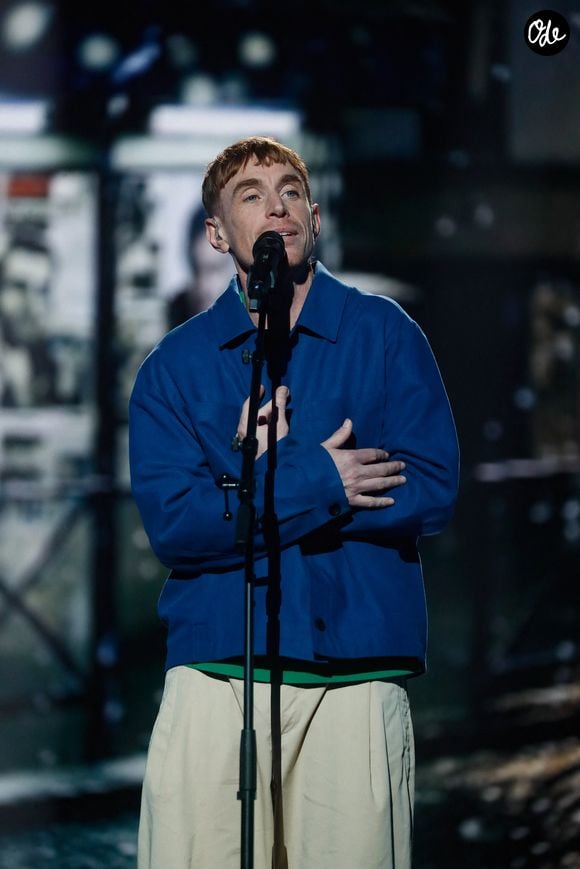 C'est le chanteur Ben Mazué qui reprendra l'album “Entre gris clair et gris foncé”, sur lequel on retrouve les tubes “Là-bas”, “Puisque tu pars”, “C'est ta chance” ou encore “Elle a fait un bébé toute seule”. L'artiste profitera aussi de cette soirée pour présenter les chansons de son nouvel album.

Ben Mazué - Enregistrement de l'émission "Eternel Aznavour, le concert événement", diffusée le 18 octobre sur France 3
© Christophe Clovis-Cyril Moreau / Bestimage
