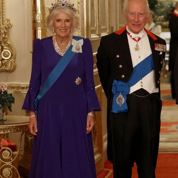 Elle a présenté le collier en réduisant les cinq rangs de diamants à trois.

Donald J. Trump (président des Etats-Unis) et la Première dame Melania Trump, le roi Charles III d'Angleterre et Camilla Parker Bowles, reine consort d'Angleterre, le prince William, prince de Galles, et Catherine (Kate) Middleton, princesse de Galles, lors du banquet d'Etat au chateau de Windsor en l'honneur de la visite officielle de président Donald Trump et de la Première dame Melania au Royaume-Uni, 17 septembre 2025.
© PA Photo/ Bestimage