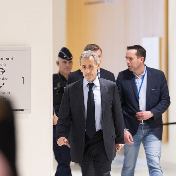 L'ancien président français Nicolas Sarkozy quitte son procès pour financement illégal de campagne depuis la Libye pour sa candidature présidentielle victorieuse de 2007, au tribunal de Paris, France, le 25 mars 2025. Le parquet financier rend le 25 mars son acte d'accusation dans le procès de Nicolas Sarkozy et de 11 autres accusés, dont d'anciens proches collaborateurs, accusés d'avoir conçu un pacte avec l'ancien dictateur libyen Mouammar Kadhafi pour financer illégalement la candidature victorieuse de Sarkozy à l'élection présidentielle de 2007. © Pierre Perusseau/Bestimage