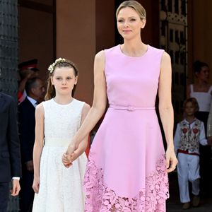 La princesse Charlene et sa fille la princesse Gabriella - Célébration des 20 ans de règne du prince souverain Albert II de Monaco sur la place du Palais à Monaco, le 19 juillet 2025. © Bruno Bebert/Bestimage