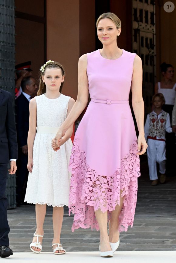 La princesse Charlene et sa fille la princesse Gabriella - Célébration des 20 ans de règne du prince souverain Albert II de Monaco sur la place du Palais à Monaco, le 19 juillet 2025. © Bruno Bebert/Bestimage