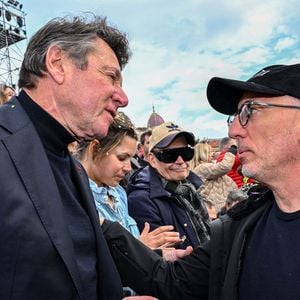 Gad Elmaleh a ouvert le premier corso carnavalesque en journée, en compagnie de Christian Estrosi, le maire de Nice, Laura Tenoudji Estrosi, leur fille Bianca, et Graig Monetti, l'adjoint au maire en charge de l'événementiel, durant la 140eme édition du Carnaval de Nice "Roi des Oceans" à Nice, le 23 février 2025 © Bruno Bebert / Bestimage