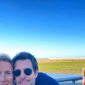 François Pellissier est bien connu dans le paysage audiovisuel français. Depuis 2019, il occupe le poste de président exécutif de TF1 PUB, directeur des sports du groupe TF1 et président de TF1 Entertainment.

Agathe Lecaron surprise par son mari pour sa dernière dans "Les Maternelles"