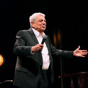 L'interprète d'"Enfants de tous pays" a d'ailleurs fêté ses 86 printemps le 11 décembre 2024 comme il se doit, en chansons, sur les planches du théâtre Dejazet, à Paris.

Exclusif - Enrico Macias fête son 86ème anniversaire avec son public au Théâtre Dejazet à Paris. Le 11 décembre 2024. © Bertrand Rindoff / Bestimage