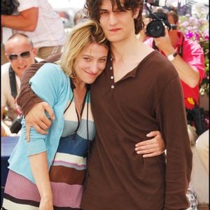 Avant Laetitia Casta, Louis Garrel a partagé la vie de Valeria Bruni-Tedeschi, avec qui il a adopté Oumy en 2009.
Louis Garrel, Valeria Bruni Tedeschi lors du photocall du film Actrices pendant le 60e Festival de Cannes, à Cannes, le 19 mai 2007. (Crédit Photo © Borde-Jacovides / Bestimage.)