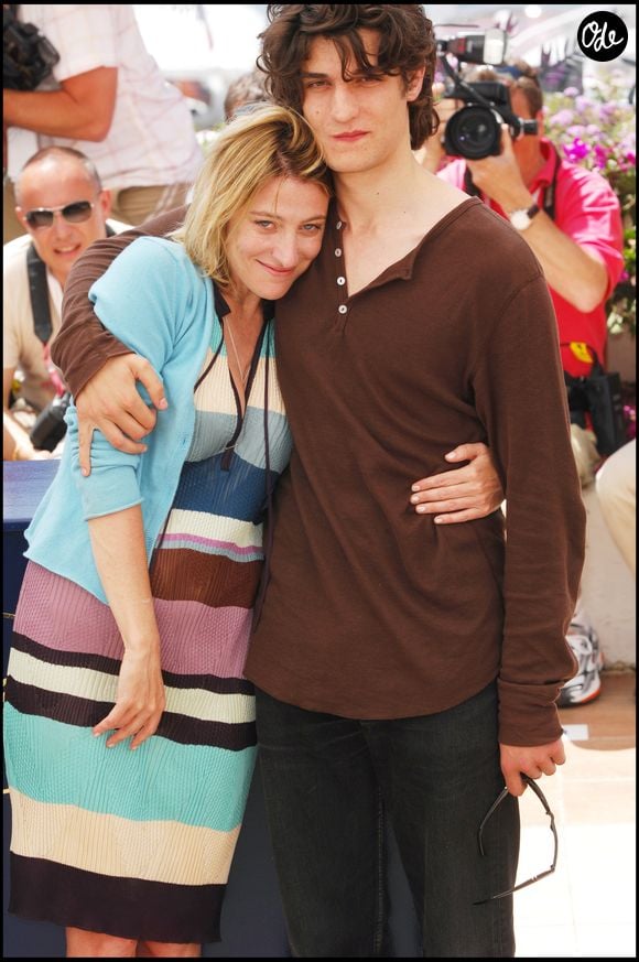 Avant Laetitia Casta, Louis Garrel a partagé la vie de Valeria Bruni-Tedeschi, avec qui il a adopté Oumy en 2009. 

Louis Garrel, Valeria Bruni Tedeschi lors du photocall du film Actrices pendant le 60e Festival de Cannes, à Cannes, le 19 mai 2007. (Crédit Photo © Borde-Jacovides / Bestimage.)