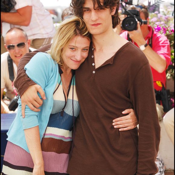 Avant Laetitia Casta, Louis Garrel a partagé la vie de Valeria Bruni-Tedeschi, avec qui il a adopté Oumy en 2009. 

Louis Garrel, Valeria Bruni Tedeschi lors du photocall du film Actrices pendant le 60e Festival de Cannes, à Cannes, le 19 mai 2007. (Crédit Photo © Borde-Jacovides / Bestimage.)