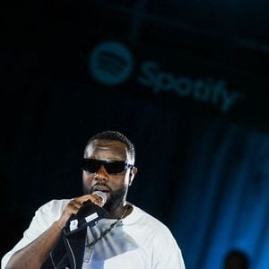 Gims se produit lors d'un concert surprise organisé pour ses fans afin de célébrer sa première place sur la plateforme musicale Spotify, le 3 décembre 2025 à Paris, en France. Photo de Florian Poitout/ABACAPRESS.COM