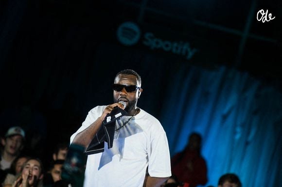 Gims se produit lors d'un concert surprise organisé pour ses fans afin de célébrer sa première place sur la plateforme musicale Spotify, le 3 décembre 2025 à Paris, en France. Photo de Florian Poitout/ABACAPRESS.COM