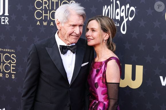 Harrison Ford et sa femme Calista Flockhart arrivent à la 29e cérémonie annuelle des Critics' Choice Awards qui se tient au Barker Hangar le 14 janvier 2024 à Santa Monica, Los Angeles, CA, USA. Collin Xavier/Image Press Agency/ABACA