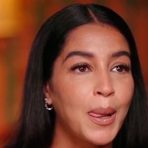 J'y vois comme un passeport pour commencer", a glissé avec pudeur Leïla Bekhti avant de faire une courte pause. "C'est le... Pardon. J'y vois comme une validation de 'c'est bon, tu peux ma fille'"

Leila Bekhti - face à Audrey Crespo-Mara - dans le "Portrait de la semaine" pour l'émission Sept à Huit diffusée sur TF1 ce dimanche 9 mars 2025. (Capture d'écran).