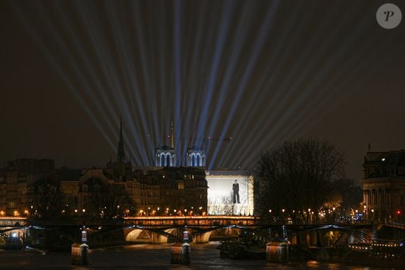 Préparatifs et essais lumière pour la cérémonie de réouverture de la Cathédrale Notre-Dame de Paris. 
Une cérémonie est prévue le 7 décembre, lors de laquelle Emmanuel Macron doit s’exprimer sur le parvis. Suivra un concert, avec des personnalités de la musique classique, mais aussi Clara Luciani, Garou et Vianney.
Le président, Emmanuel Macron, prononcera un discours sur le parvis de Notre-Dame-de-Paris en fin d’après-midi, juste avant d’assister dans la cathédrale à la cérémonie liturgique de réouverture. A l’issue de cette cérémonie, vers 21 heures, Notre-Dame sera considérée comme rouverte.

Paris le 4 décembre 2024

© Lionel Urman / Bestimage