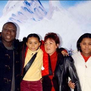 Projection du dernier film de Walt Disney Frere Des Ours au POPB sortie en salles le 28 janvier. Ici Mouss Diouf en famille avec ses filles Selena et Tessa. Paris-France, 17 janvier 2004.  © Serge Arnal/ABACA