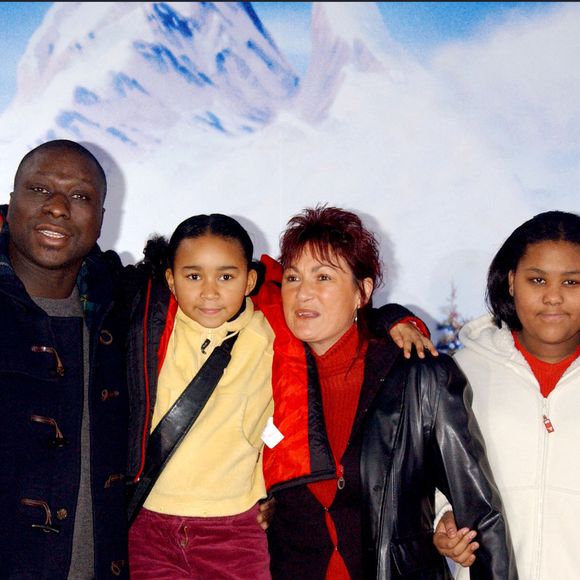 Projection du dernier film de Walt Disney Frere Des Ours au POPB sortie en salles le 28 janvier. Ici Mouss Diouf en famille avec ses filles Selena et Tessa. Paris-France, 17 janvier 2004.  © Serge Arnal/ABACA
