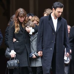 Lou Doillon et son fils Marlowe, Roman de Kermadec (Fils de Kate Barry) - Sortie des obseques de Kate Barry en l'eglise Saint-Roch a Paris. Le 19 decembre 2013
