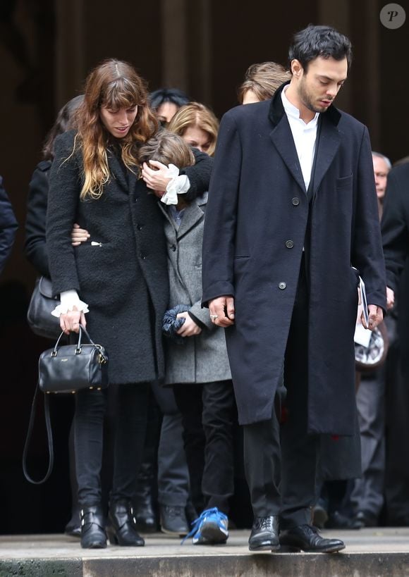 Lou Doillon et son fils Marlowe, Roman de Kermadec (Fils de Kate Barry) - Sortie des obseques de Kate Barry en l'eglise Saint-Roch a Paris. Le 19 decembre 2013