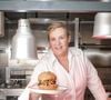 Passionnée de musique et de brocante, elle cultive des rituels qui l'aident à décompresser.

La cheffe étoilée Hélène Darroze vient d'ouvrir un nouveau restaurant bistronomique dédiée aux burgers haut de gamme "Jòia Bun" au 16 de la rue Michodière dans le 2ème arrondissement de Paris, France. 
© Jack Tribeca/Bestimage