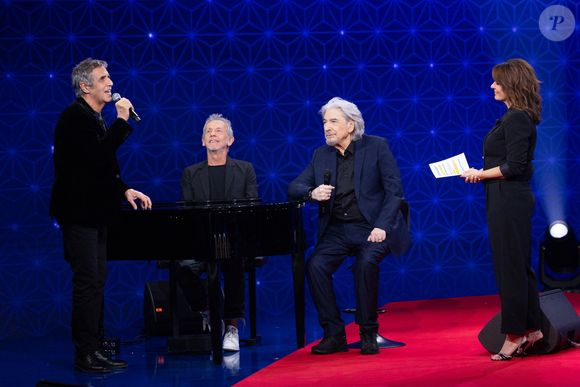 Alain Lanty, Serge Lama, Julien Clerc, Faustine Bollaert pour les surprises lors de l'enregistrement de l'émission "La Boîte à secrets", présentée par F.Bollaert et diffusée le 2 janvier 2026 sur France 3, dans les studios du Lendit à Saint-Denis, France, le 1er décembre 2025. © Cyril Moreau/Bestimage