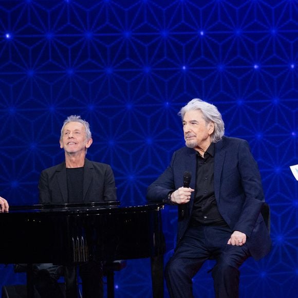 Alain Lanty, Serge Lama, Julien Clerc, Faustine Bollaert pour les surprises lors de l'enregistrement de l'émission "La Boîte à secrets", présentée par F.Bollaert et diffusée le 2 janvier 2026 sur France 3, dans les studios du Lendit à Saint-Denis, France, le 1er décembre 2025. © Cyril Moreau/Bestimage