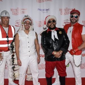 Une figure légendaire de la musique disco internationale s'est éteinte.
Les membres des Village People - Nicholas Manelick, James Kwong, Javier Perez, Victor Willis, Jeffrey James Lippold et James Logan - à la 91e Parade de Noël à Hollywood.
© Bestimage