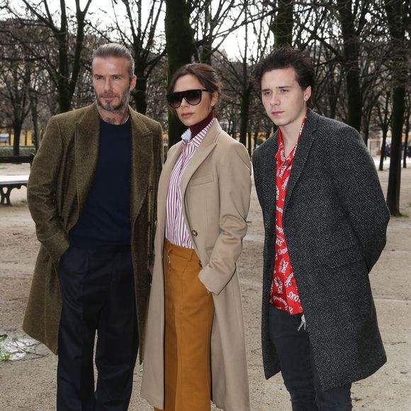 Voilà un post auquel on ne s'attendait pas. 

David Beckham, Victoria Beckham et Brooklyn Beckham assistent au défilé Louis Vuitton Men Menswear Fall/Winter à Paris. Photo par Jerome Domine/ABACAPRESS.COM