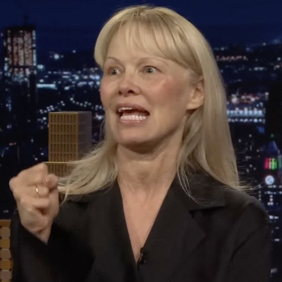 Actuellement en pleine promotion du film "The Last Showgirl "de Gia Coppola, Pamela Anderson a accordé de nombreuses interviews.  

Pamela Anderson invitée sur le plateau de l'émission de Jimmy Fallon sur NBC