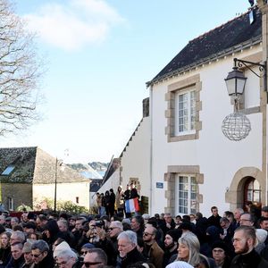 Illustration foule - Arrivées des membres de la famille Le Pen aux obsèques de Jean-Marie Le Pen en l'église Saint-Joseph à la Trinité-sur-Mer  le 11 janvier 2025. © Dominique Jacovides / Guillaume Collet / Bestimage