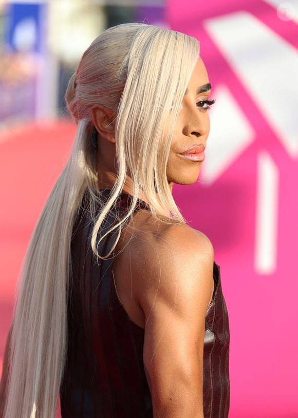 Le chanteur a entendu l'appel de Victor et lui a répondu

Bilal Hassani - Tapis rouge de la cérémonie d'ouverture du 51éme Festival du Cinema Américain de Deauville à Deauville le 5 septembre 2025. © Denis Guignebourg/Bestimage