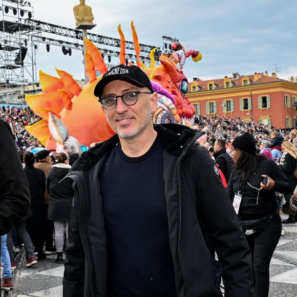 Gad Elmaleh a ouvert le premier corso carnavalesque en journée, en compagnie de Christian Estrosi, le maire de Nice, Laura Tenoudji Estrosi, leur fille Bianca, et Graig Monetti, l'adjoint au maire en charge de l'événementiel, durant la 140eme édition du Carnaval de Nice "Roi des Oceans" à Nice, le 23 février 2025. © Bruno Bebert / Bestimage