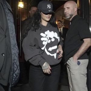 Paris, FRANCE Rihanna a été vue en train de quitter le restaurant Cesar après un dîner, faisant une sortie discrète alors qu'elle terminait sa soirée à Paris, portant un sweat à capuche graphique associé à un pantalon noir ample, une casquette des Yankees de New York, et des lunettes de soleil surdimensionnées.



Sur la photo : Rihanna