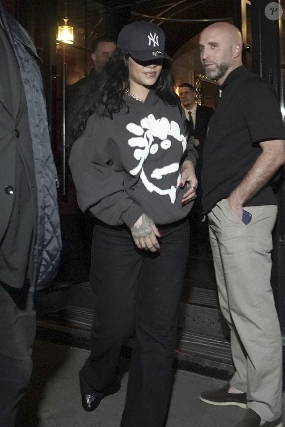 Paris, FRANCE Rihanna a été vue en train de quitter le restaurant Cesar après un dîner, faisant une sortie discrète alors qu'elle terminait sa soirée à Paris, portant un sweat à capuche graphique associé à un pantalon noir ample, une casquette des Yankees de New York, et des lunettes de soleil surdimensionnées.



Sur la photo : Rihanna