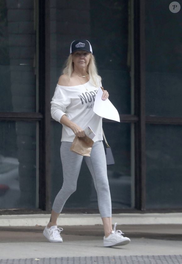 Heather Locklear prend soin de sa mère Diane lors d'une sortie dans la vallée de San Fernando le 2 novembre 2024.
©Coleman-Rayner / Bestimage