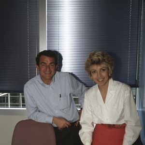 En France, à Paris, Evelyne Dhéliat et Jean-Pierre Pernaut, dans les locaux de TF1 le 21 avril 1994.©Bestimage
