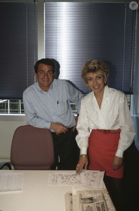 En France, à Paris, Evelyne Dhéliat et Jean-Pierre Pernaut, dans les locaux de TF1 le 21 avril 1994.©Bestimage