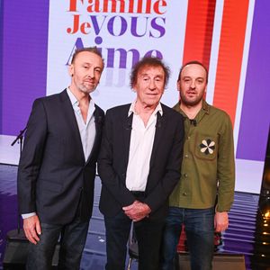 Exclusif - Alain Souchon et ses fils Pierre Souchon et Ours ( Charles Souchon ) en backstage de l'enregistrement de l'émission "Famille je vous aime" présentée par M.Drucker et qui sera diffusée le 29 décembre sur France 3, au studio Rive gauche, à Paris, France, le 2 décembre 2025. © Gaffiot-Perusseau/Bestimage