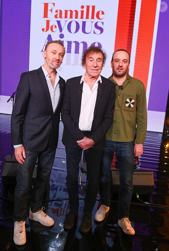 Exclusif - Alain Souchon et ses fils Pierre Souchon et Ours ( Charles Souchon ) en backstage de l'enregistrement de l'émission "Famille je vous aime" présentée par M.Drucker et qui sera diffusée le 29 décembre sur France 3, au studio Rive gauche, à Paris, France, le 2 décembre 2025. © Gaffiot-Perusseau/Bestimage